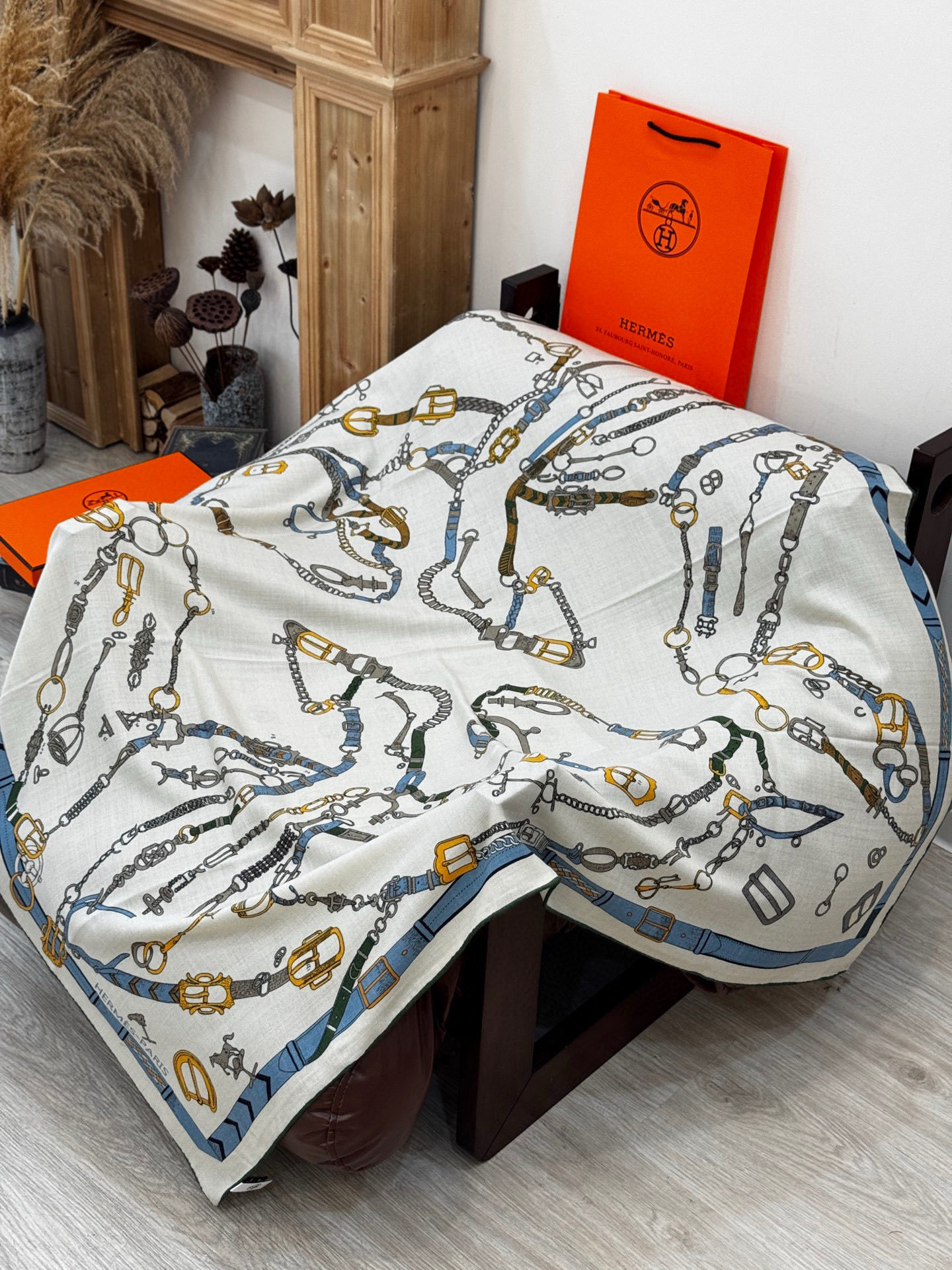 羊绒新款🆕👏👏买了都说好看‼️推荐💕爱马仕双面同色羊绒方巾【跃动的马儿双面同色140】,顶级工艺超值‼️