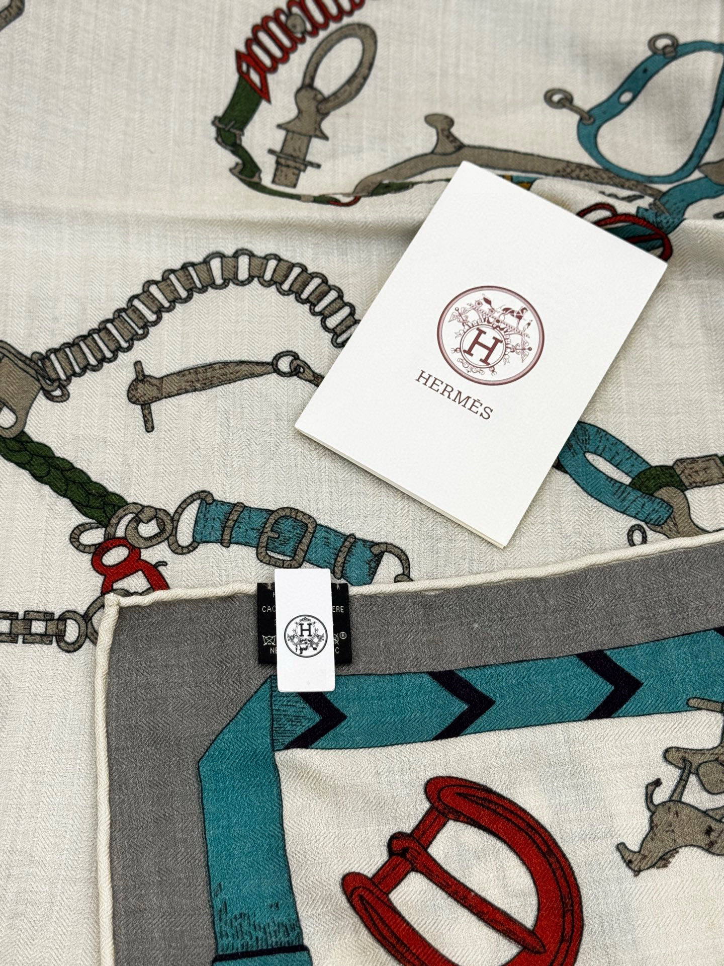 羊绒新款🆕👏👏买了都说好看‼️推荐💕爱马仕双面同色羊绒方巾【跃动的马儿双面同色140】，顶级工艺超值‼️