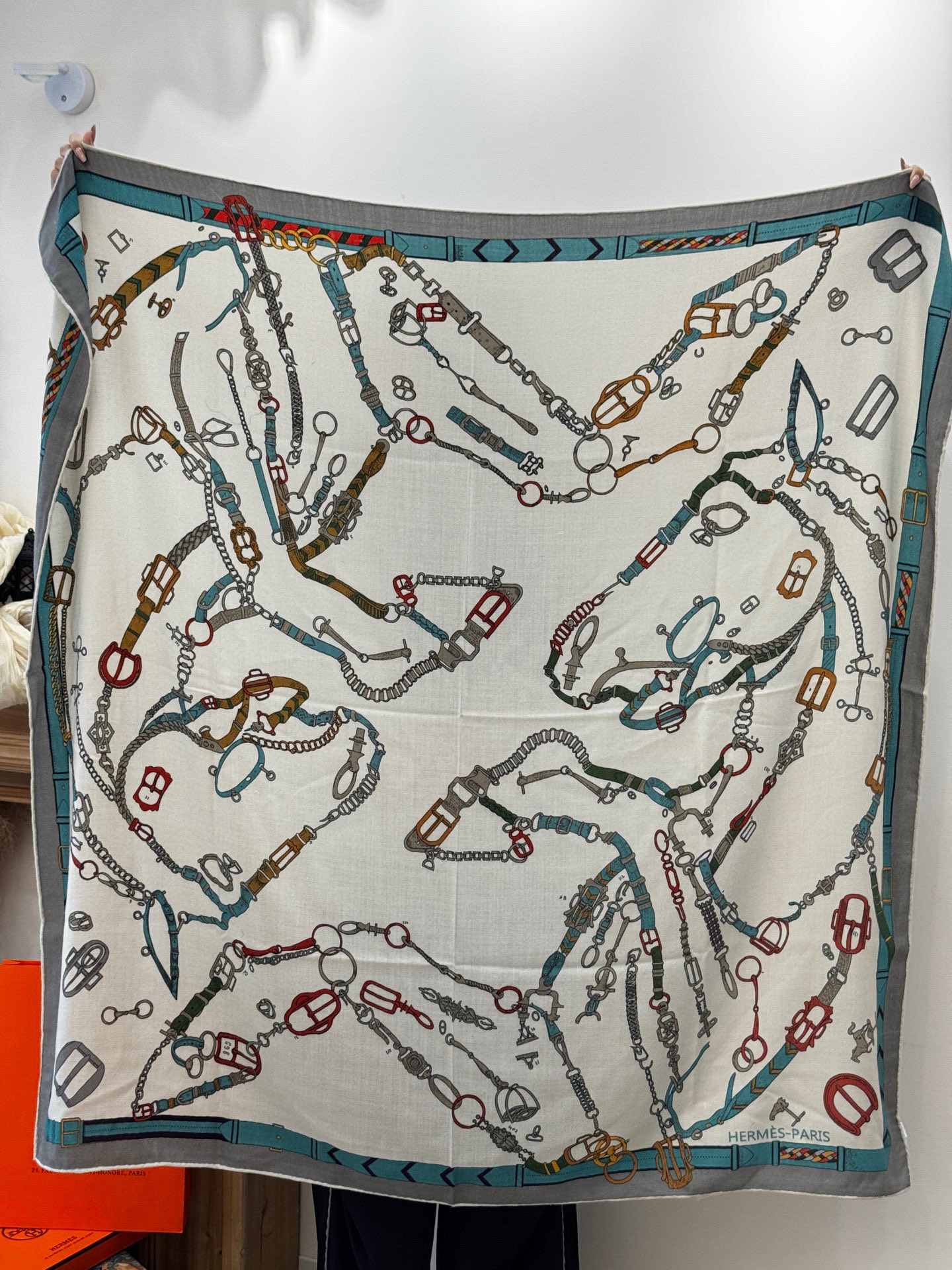 羊绒新款🆕👏👏买了都说好看‼️推荐💕爱马仕双面同色羊绒方巾【跃动的马儿双面同色140】，顶级工艺超值‼️