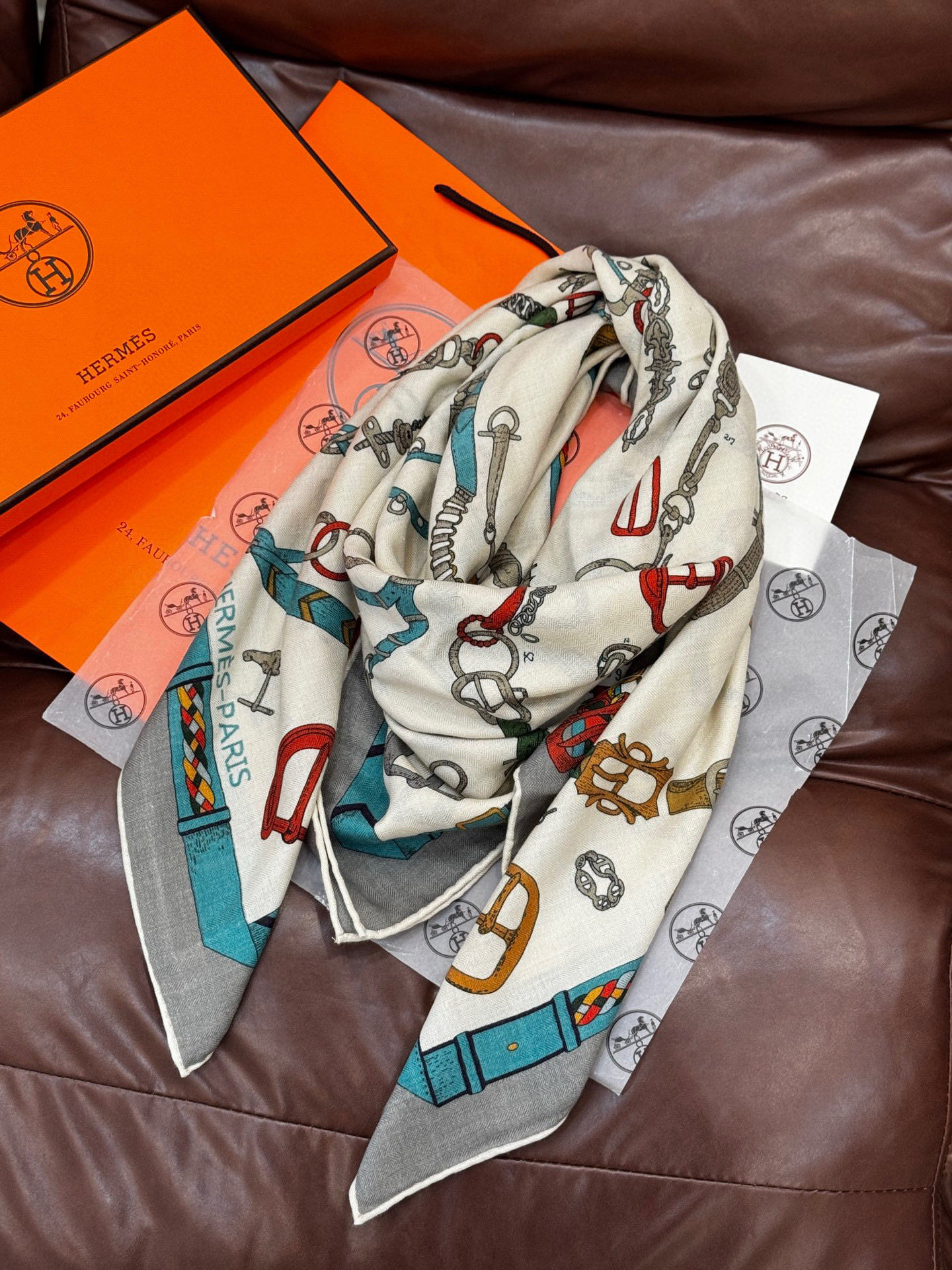 羊绒新款🆕👏👏买了都说好看‼️推荐💕爱马仕双面同色羊绒方巾【跃动的马儿双面同色140】，顶级工艺超值‼️