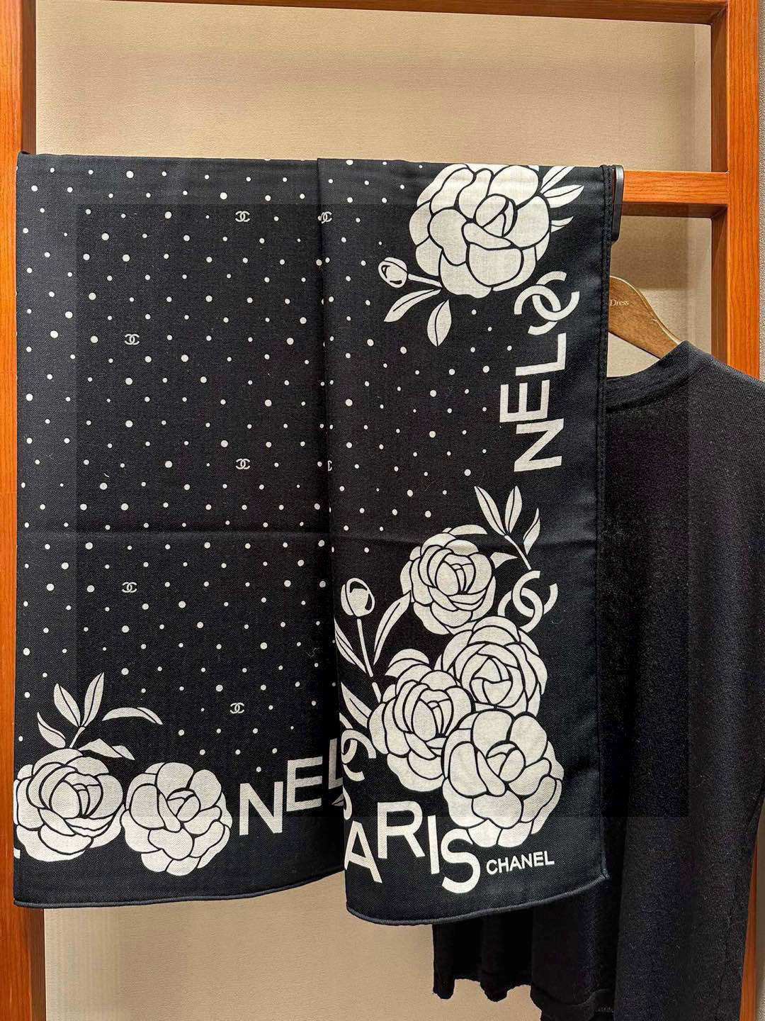 💟上新 ❤️ 𝐂𝐡𝐚𝐧𝐞𝐥 • ℕ𝕖𝕨《小香山茶花系列单品集》 黑色Size:140*140cm 丝绒双