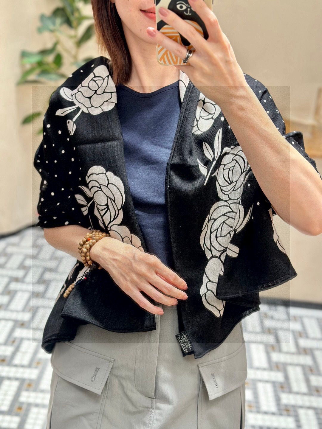 💟上新 ❤️ 𝐂𝐡𝐚𝐧𝐞𝐥 • ℕ𝕖𝕨《小香山茶花系列单品集》 黑色Size:140*140cm 丝绒双