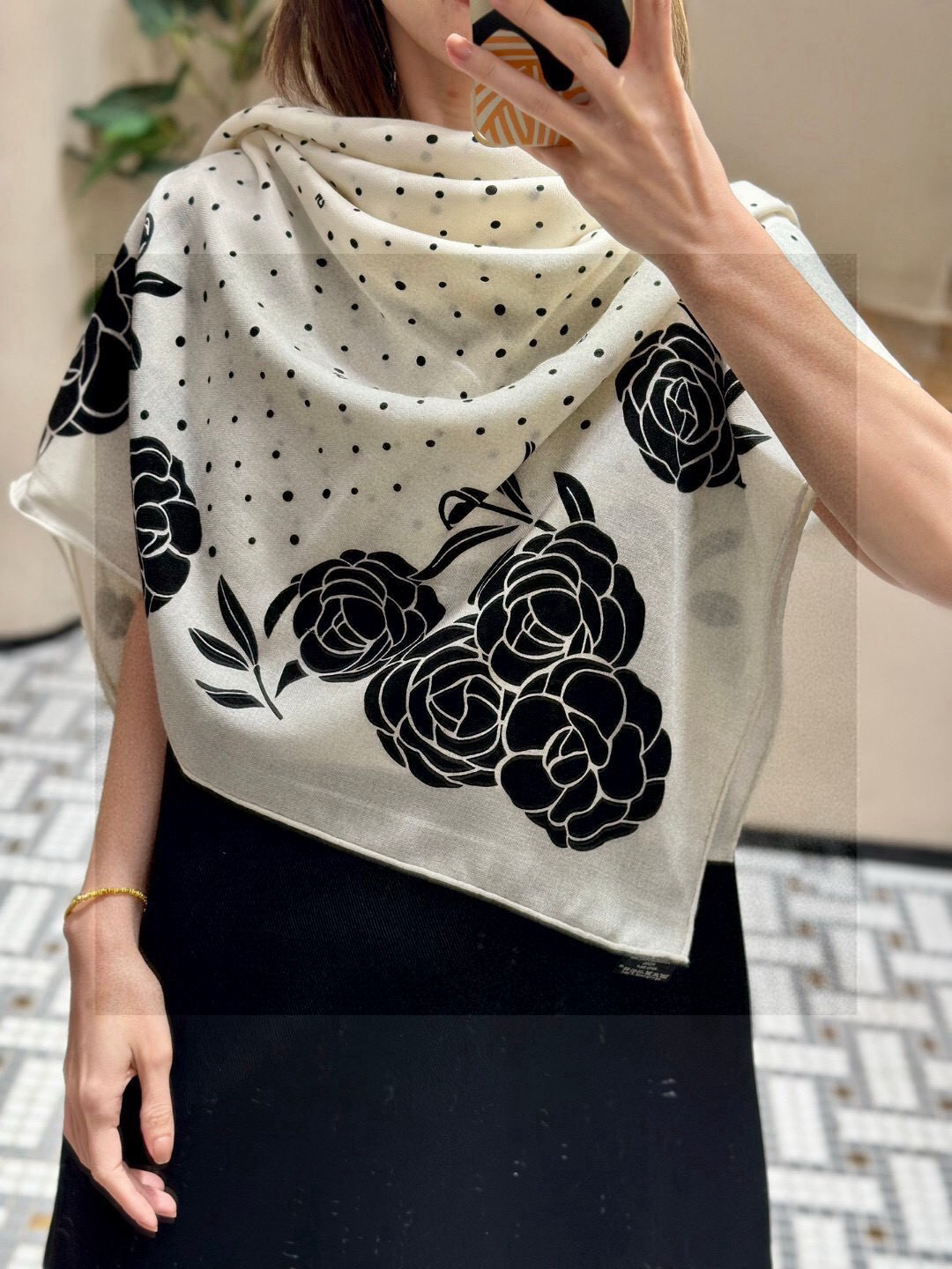 💟上新 ❤️ 𝐂𝐡𝐚𝐧𝐞𝐥 • ℕ𝕖𝕨《小香山茶花系列单品集》 黑色Size:140*140cm 丝绒双