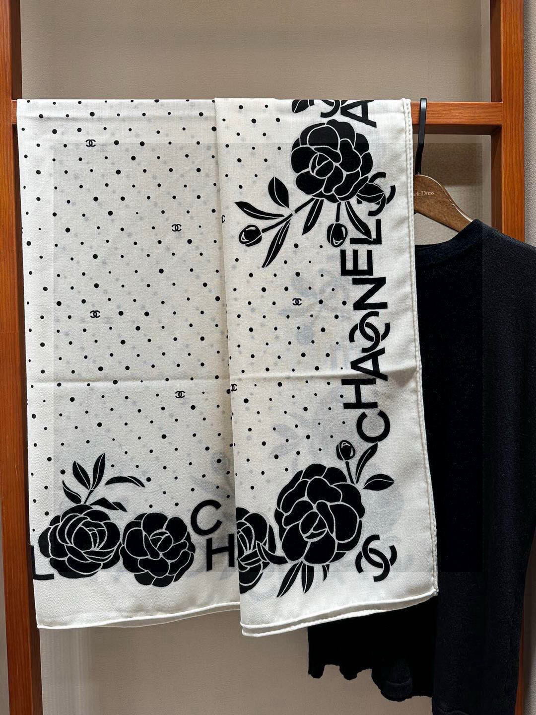 💟上新 ❤️ 𝐂𝐡𝐚𝐧𝐞𝐥 • ℕ𝕖𝕨《小香山茶花系列单品集》 黑色Size:140*140cm 丝绒双