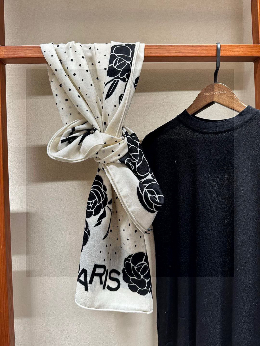 💟上新 ❤️ 𝐂𝐡𝐚𝐧𝐞𝐥 • ℕ𝕖𝕨《小香山茶花系列单品集》 黑色Size:140*140cm 丝绒双