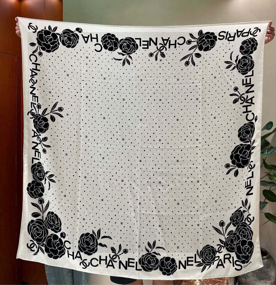 💟上新 ❤️ 𝐂𝐡𝐚𝐧𝐞𝐥 • ℕ𝕖𝕨《小香山茶花系列单品集》 黑色Size:140*140cm 丝绒双