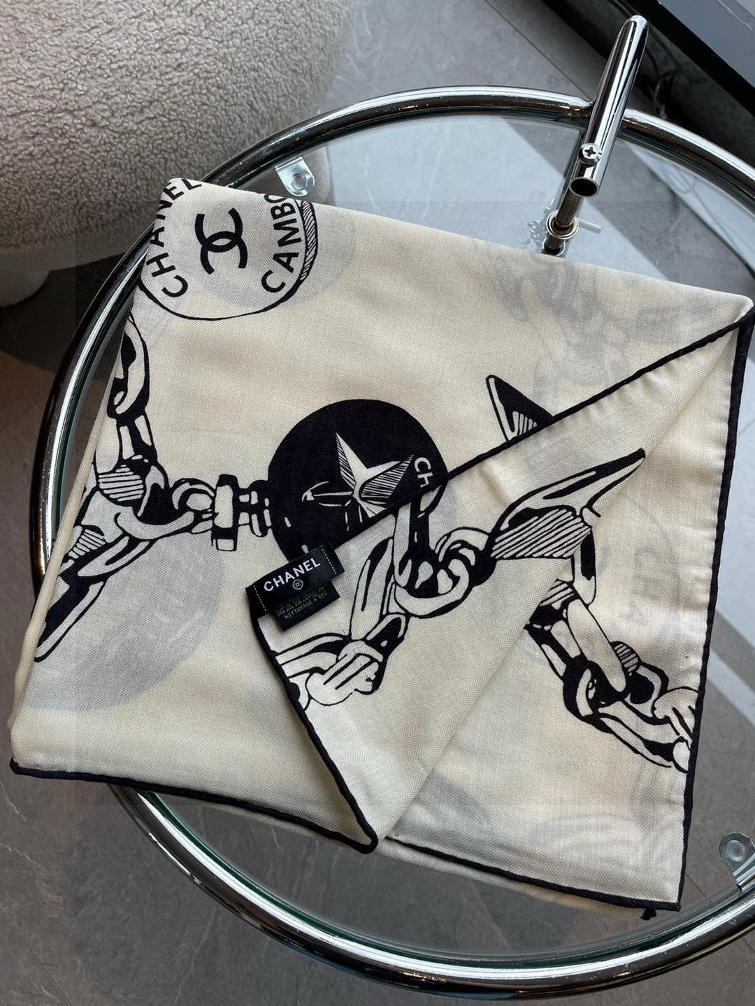 CHANEL(香奈儿)套用汪曾祺《人间草木》里的一句话:在黑白里温柔地爱彩色,在彩色里朝圣黑白。所以香家