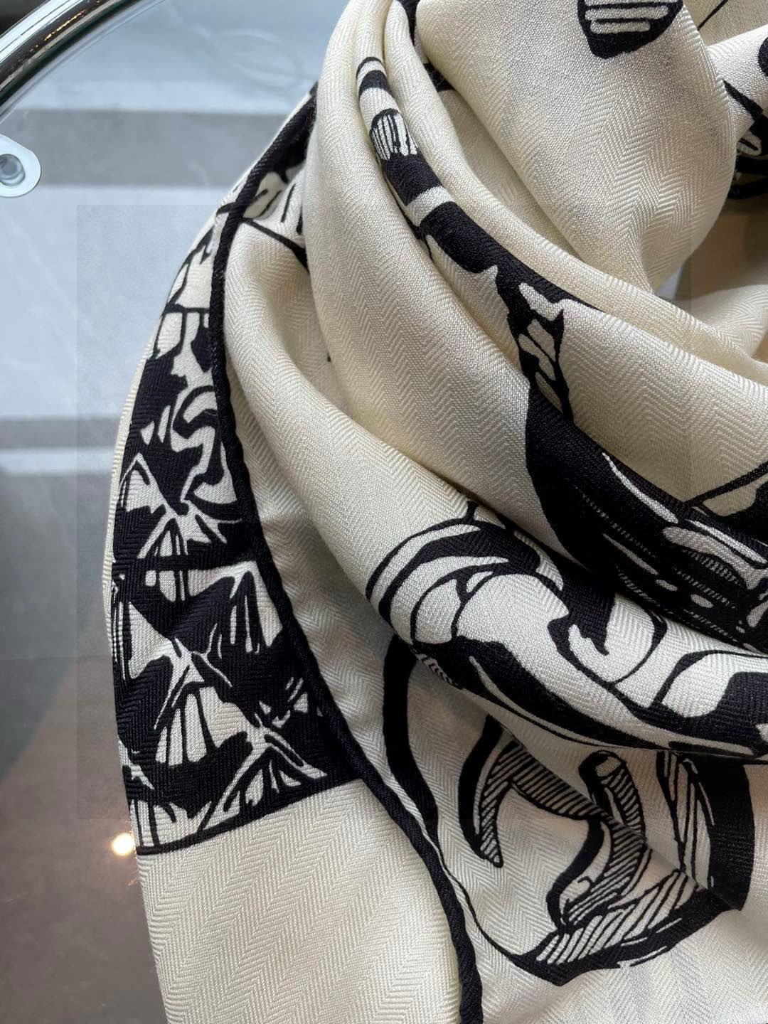 CHANEL(香奈儿)套用汪曾祺《人间草木》里的一句话:在黑白里温柔地爱彩色,在彩色里朝圣黑白。所以香家