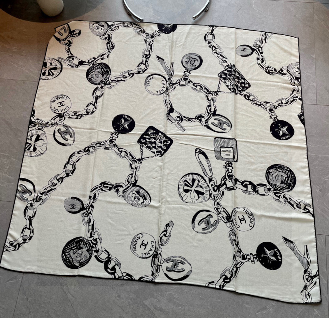 CHANEL(香奈儿)套用汪曾祺《人间草木》里的一句话:在黑白里温柔地爱彩色,在彩色里朝圣黑白。所以香家