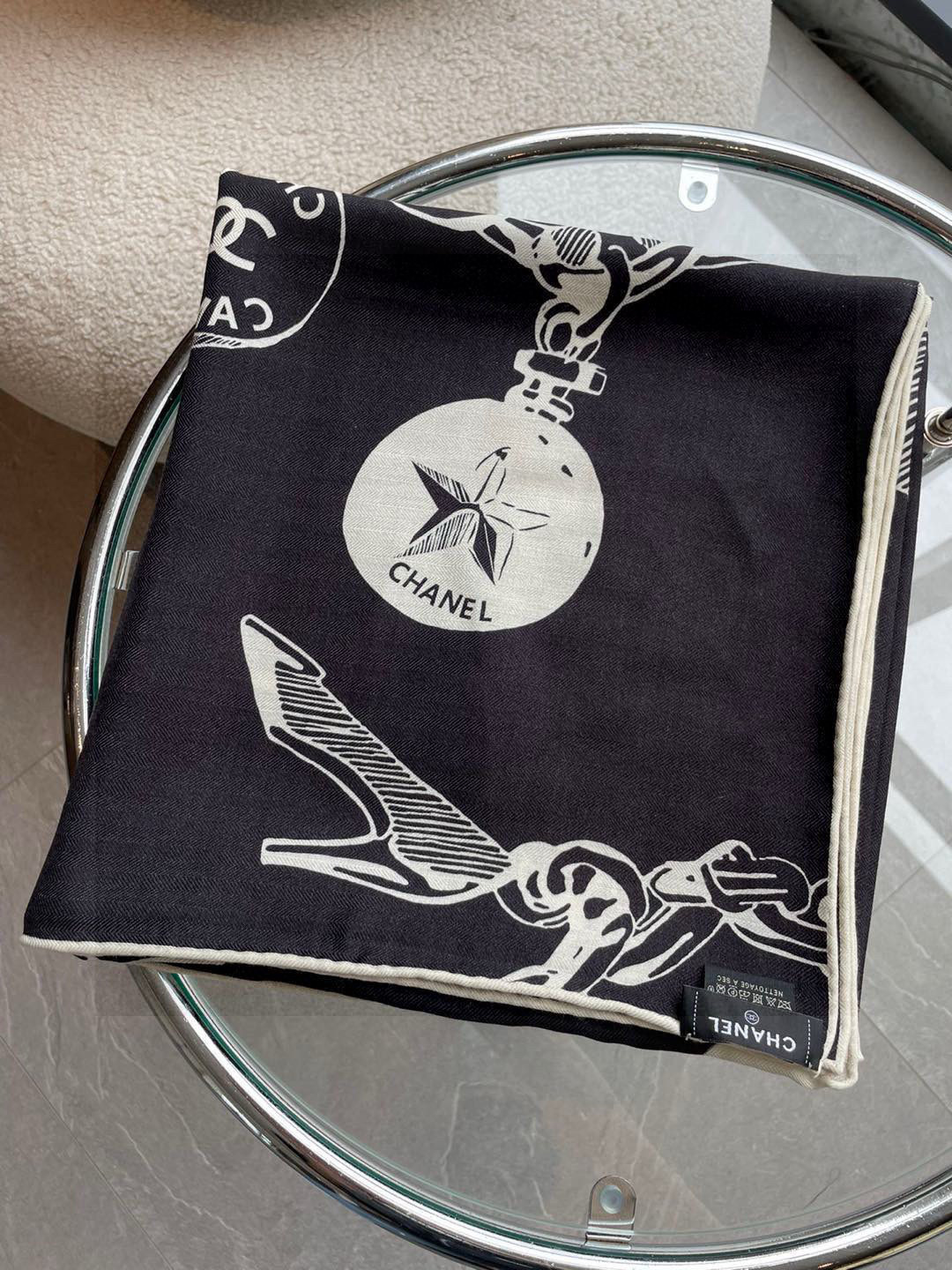 CHANEL(香奈儿)套用汪曾祺《人间草木》里的一句话:在黑白里温柔地爱彩色,在彩色里朝圣黑白。所以香家