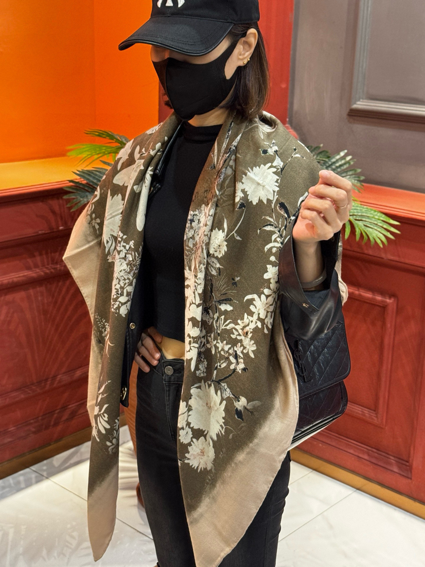 Dior 140丝绒双面同色印花披肩Millefiori 图案这款披肩饰以多色 Millefiori 图