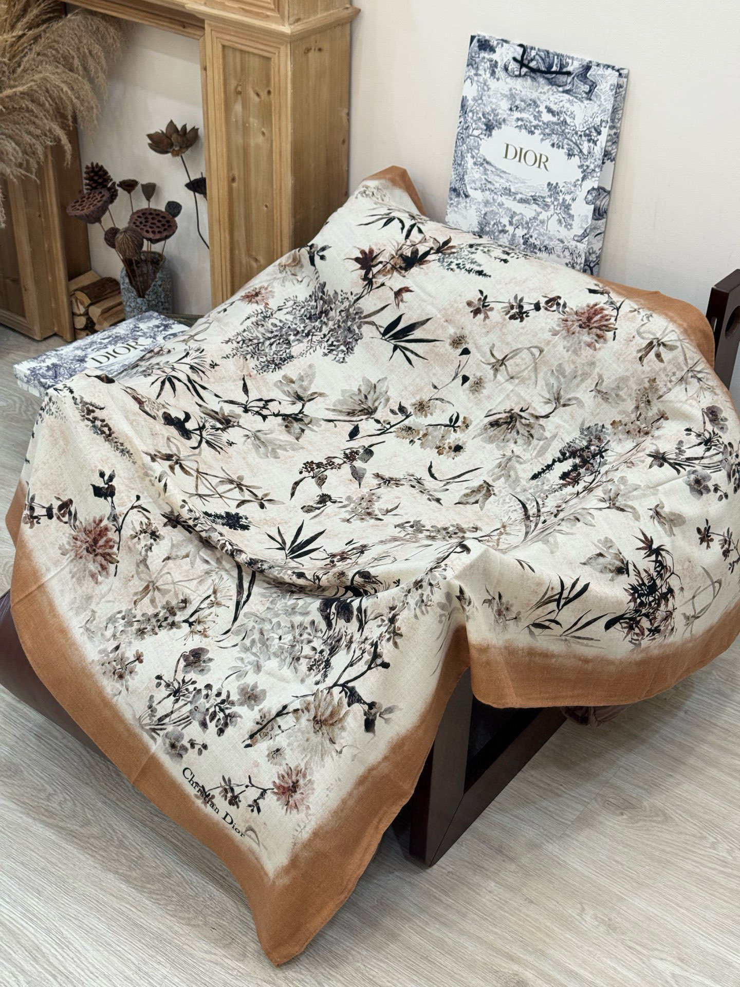 Dior 140丝绒双面同色印花披肩Millefiori 图案这款披肩饰以多色 Millefiori 图