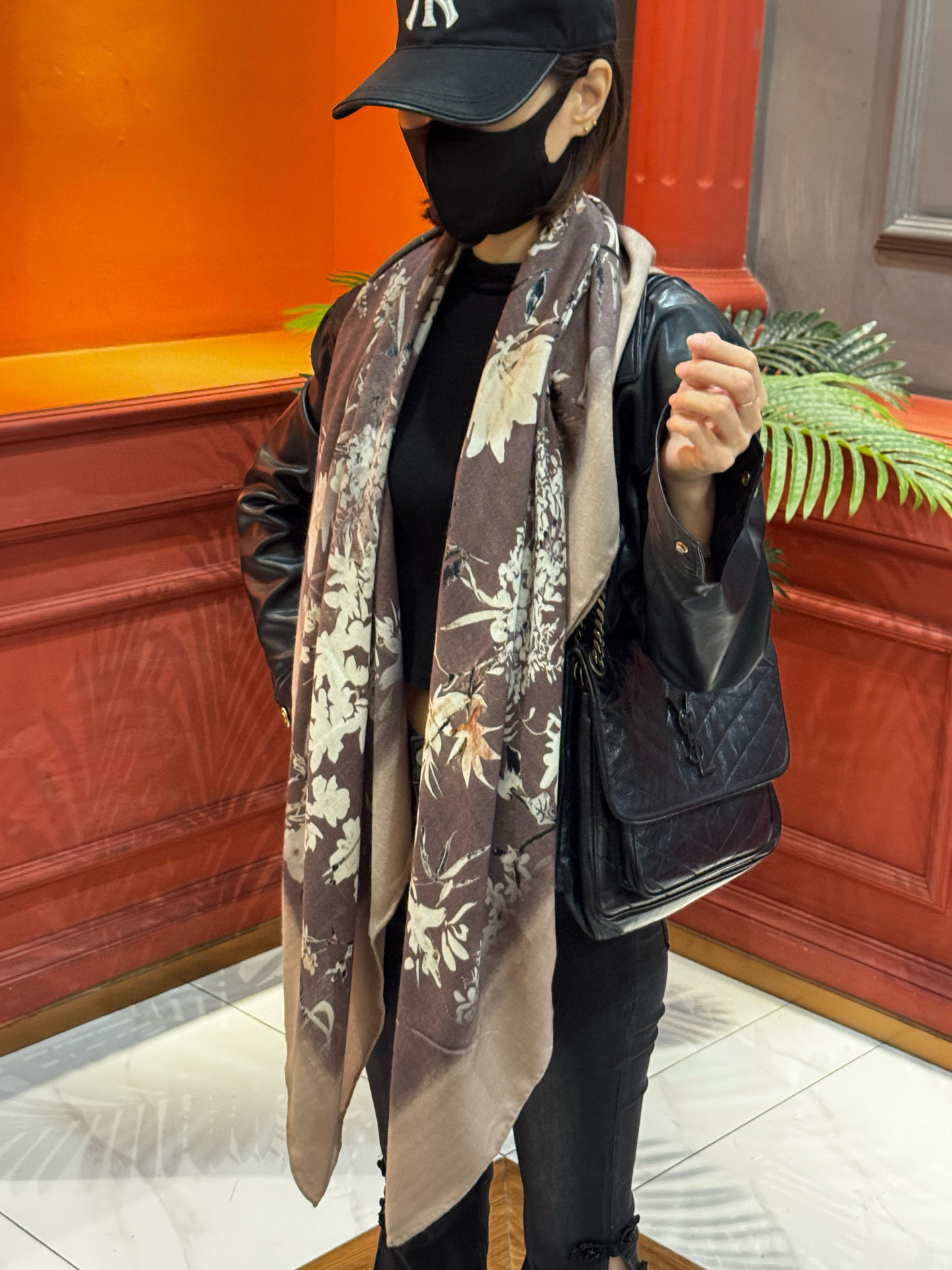 Dior 140丝绒双面同色印花披肩Millefiori 图案这款披肩饰以多色 Millefiori 图