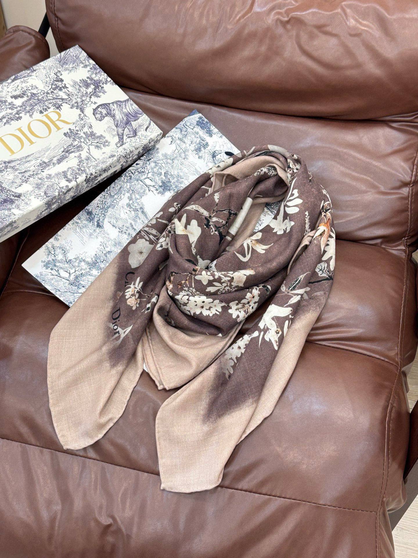 Dior 140丝绒双面同色印花披肩Millefiori 图案这款披肩饰以多色 Millefiori 图