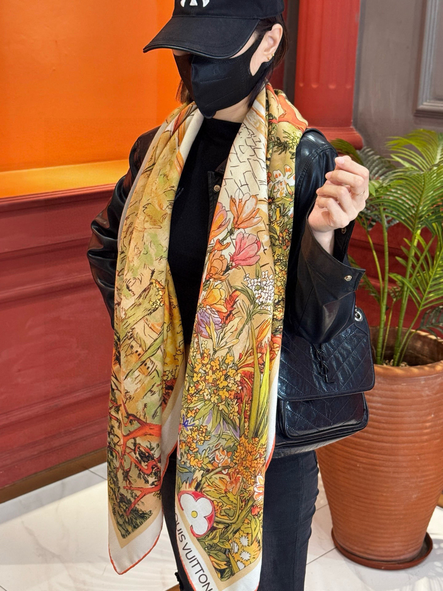 140双面丝毛披肩… LV手工卷边丝绒方巾（30%桑蚕丝70%羊绒）这款经典单品展现强大而迷人的女性魅力