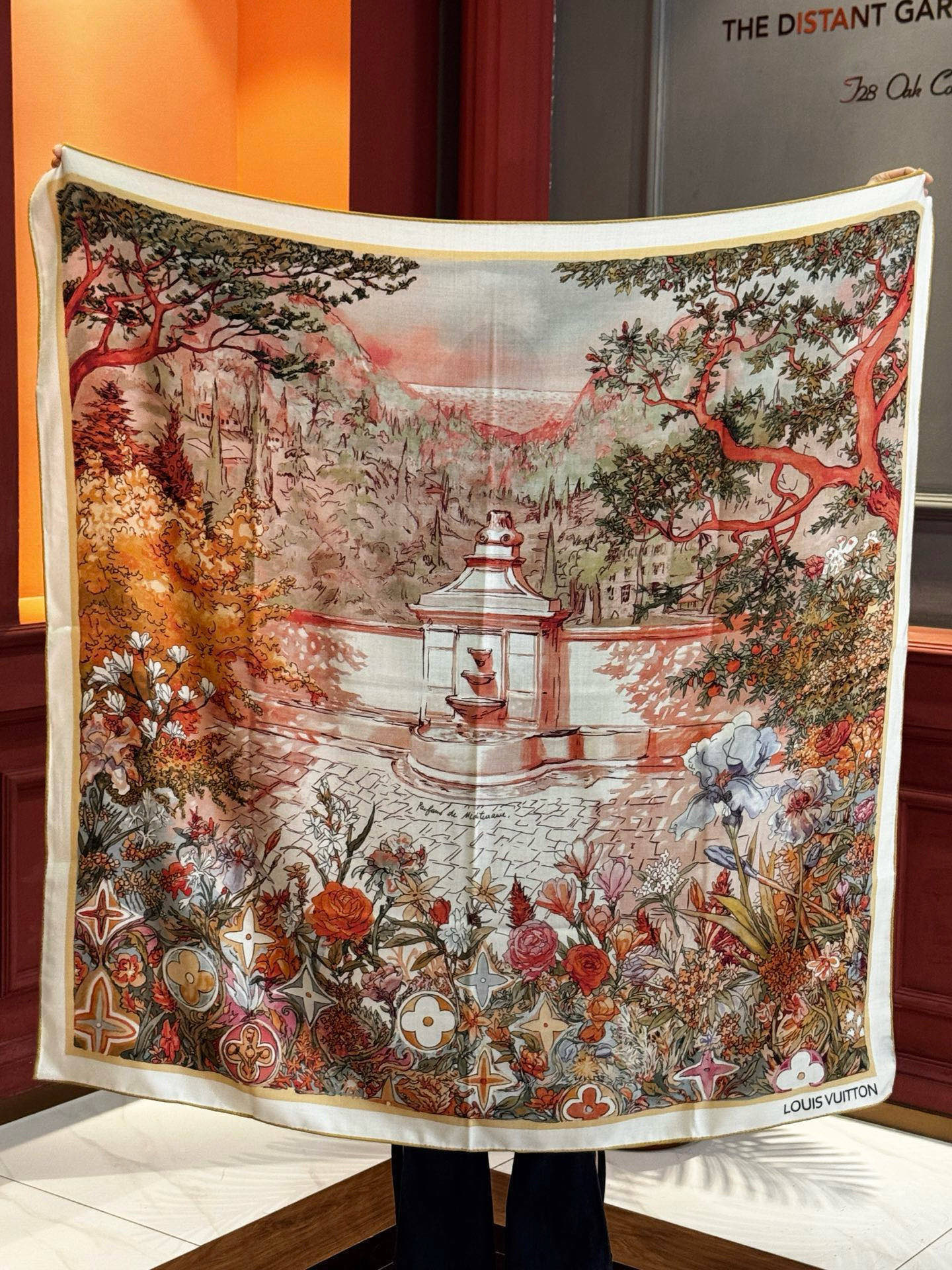 140双面丝毛披肩… LV手工卷边丝绒方巾（30%桑蚕丝70%羊绒）这款经典单品展现强大而迷人的女性魅力