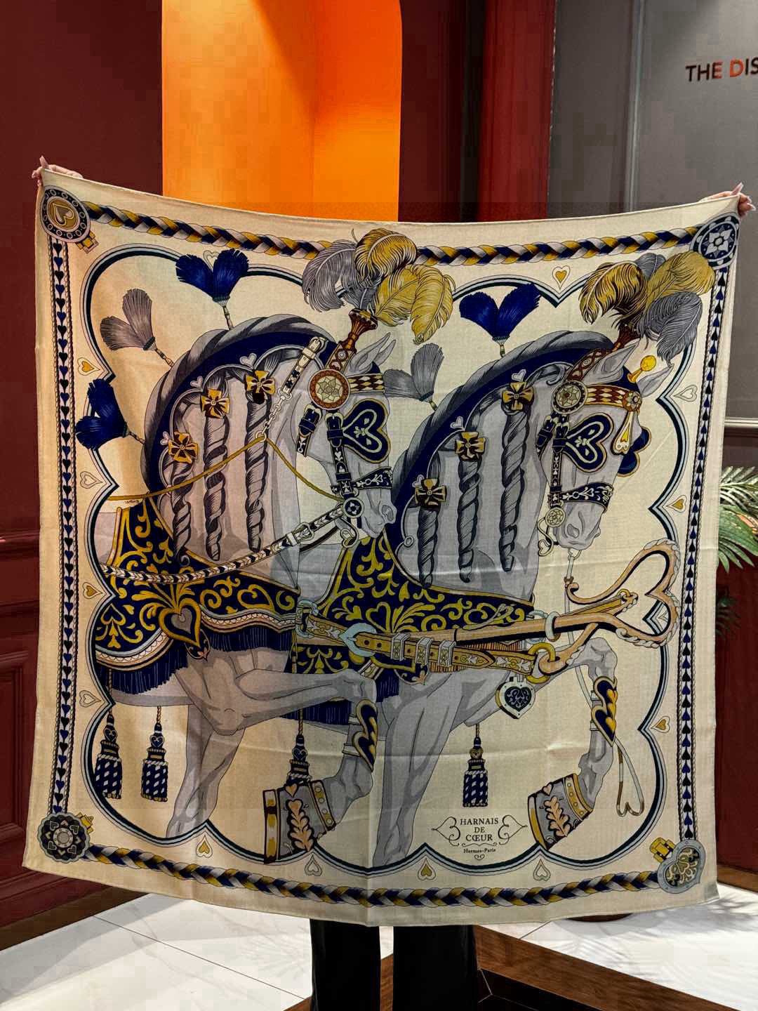 【双面同色】原单爱马仕140cm丝绒方巾💕 甜蜜的鞍具,装饰家芳登和佩西耶设计的一款餐盘增添骑士般的浪漫