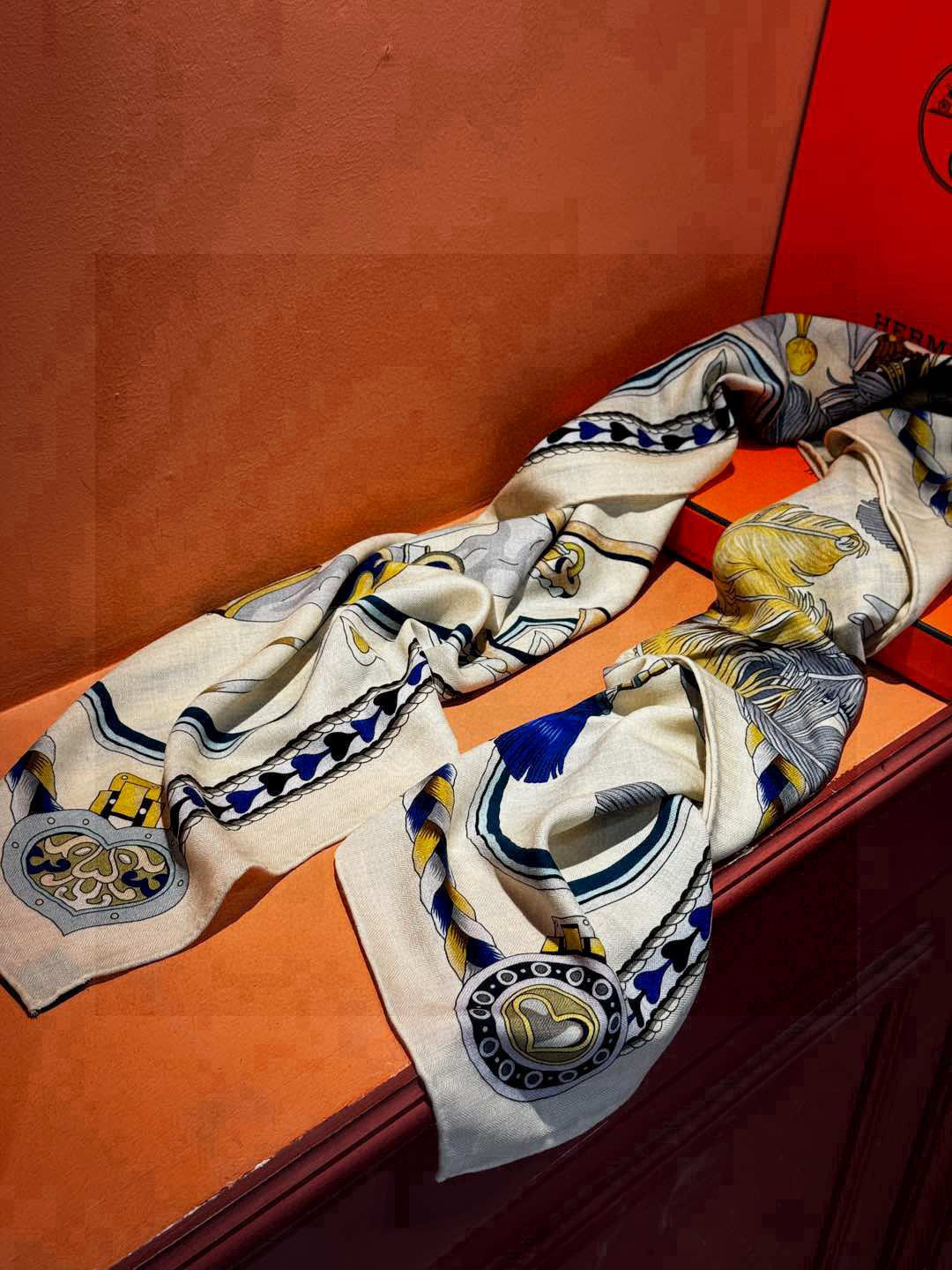 【双面同色】原单爱马仕140cm丝绒方巾💕 甜蜜的鞍具,装饰家芳登和佩西耶设计的一款餐盘增添骑士般的浪漫