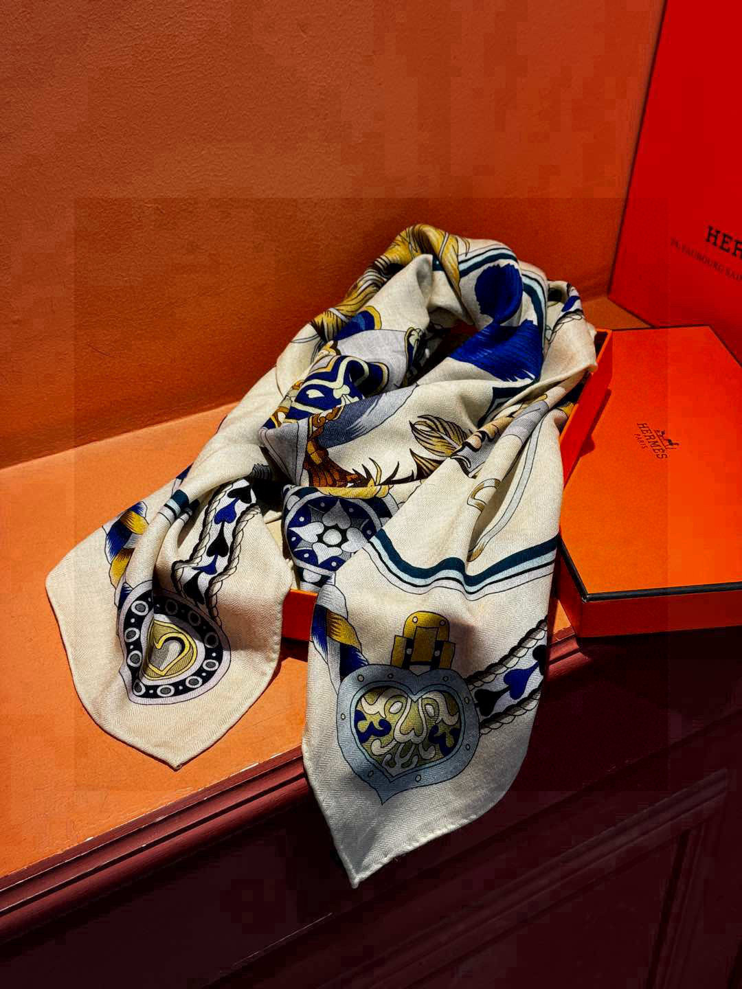 【双面同色】原单爱马仕140cm丝绒方巾💕 甜蜜的鞍具,装饰家芳登和佩西耶设计的一款餐盘增添骑士般的浪漫