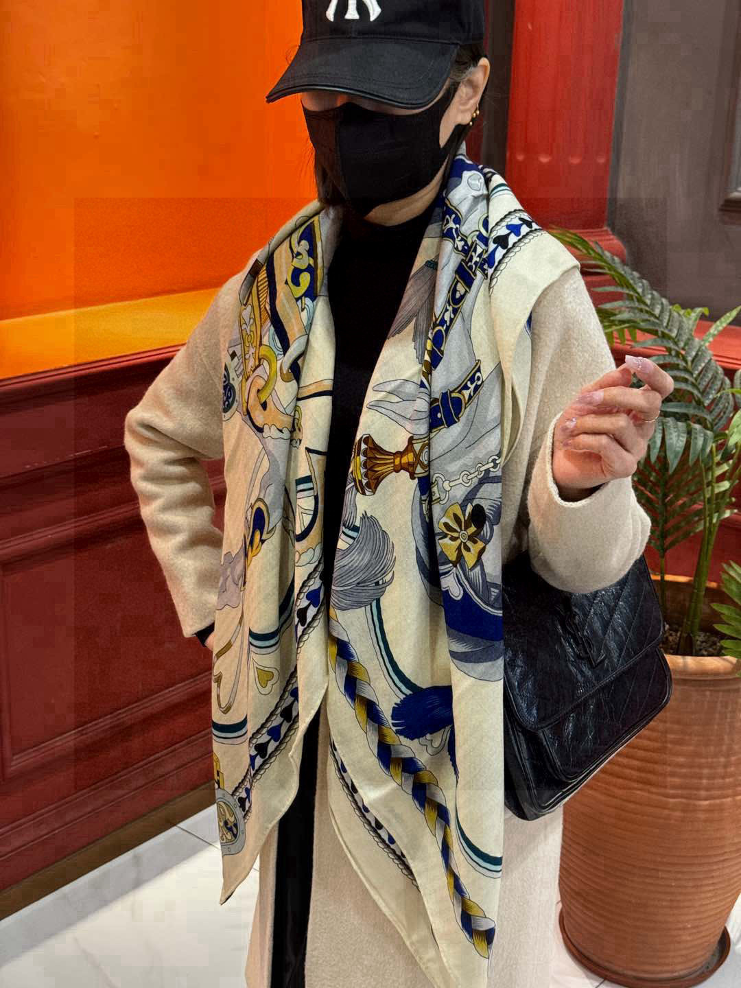 【双面同色】原单爱马仕140cm丝绒方巾💕 甜蜜的鞍具,装饰家芳登和佩西耶设计的一款餐盘增添骑士般的浪漫