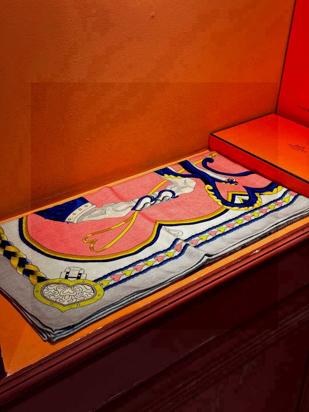 【双面同色】原单爱马仕140cm丝绒方巾💕 甜蜜的鞍具，装饰家芳登和佩西耶设计的一款餐盘增添骑士般的浪漫