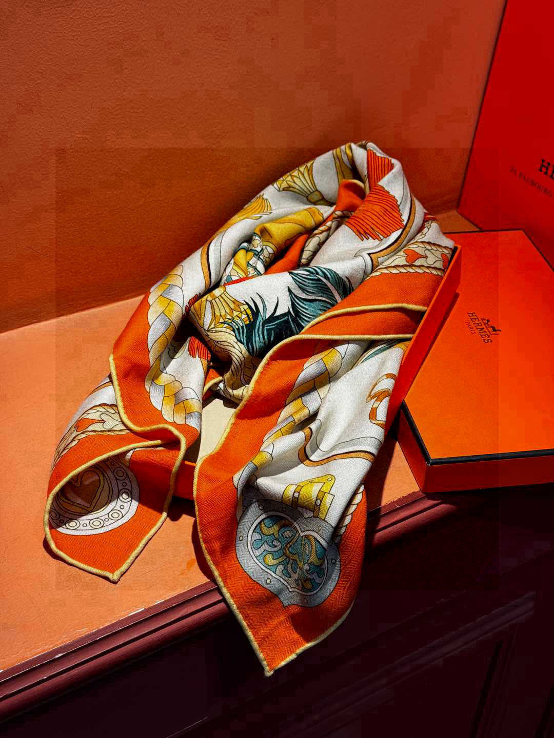 【双面同色】原单爱马仕140cm丝绒方巾💕 甜蜜的鞍具,装饰家芳登和佩西耶设计的一款餐盘增添骑士般的浪漫