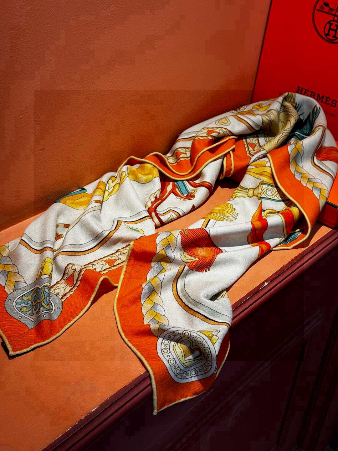 【双面同色】原单爱马仕140cm丝绒方巾💕 甜蜜的鞍具,装饰家芳登和佩西耶设计的一款餐盘增添骑士般的浪漫