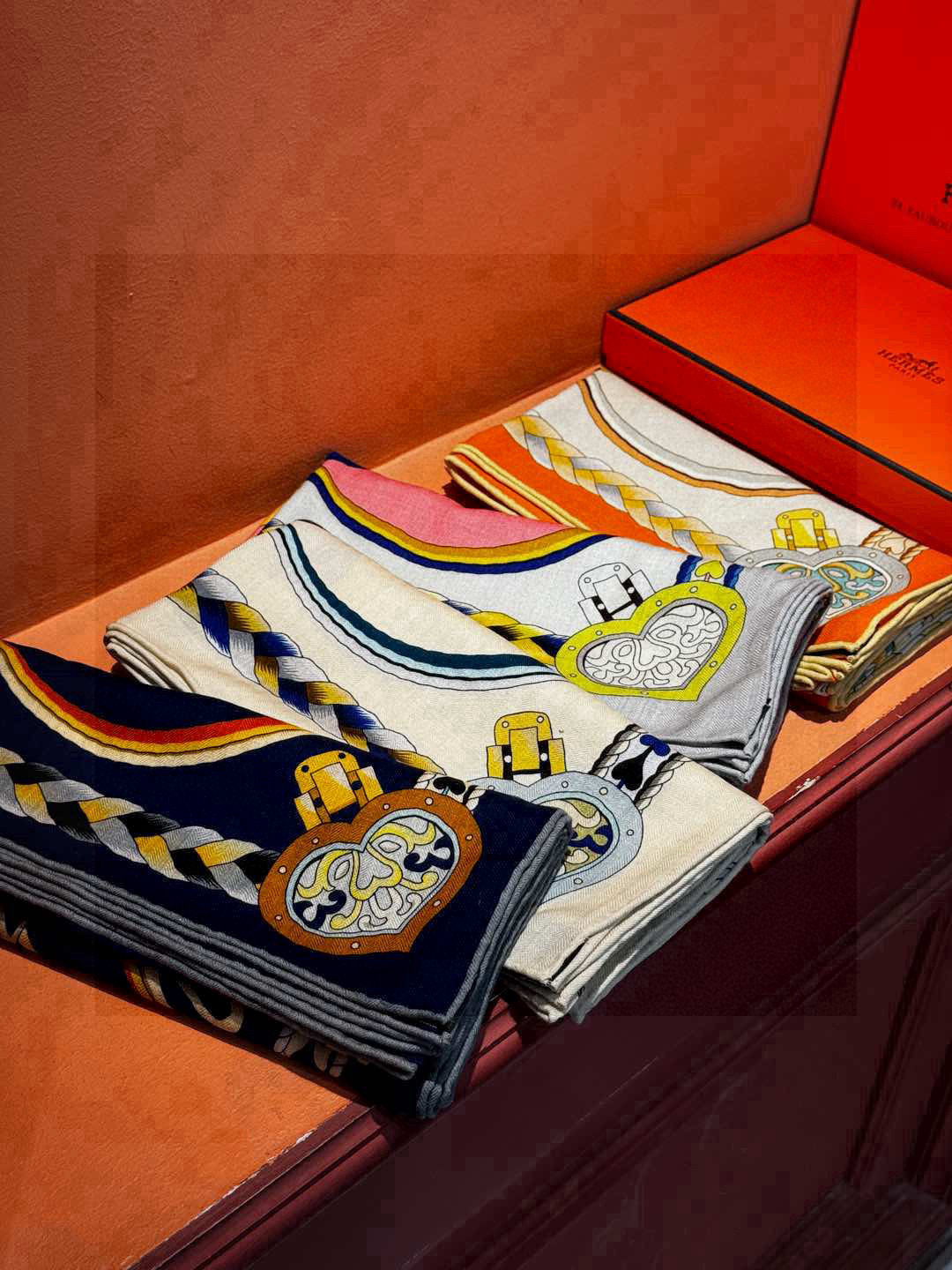 【双面同色】原单爱马仕140cm丝绒方巾💕 甜蜜的鞍具,装饰家芳登和佩西耶设计的一款餐盘增添骑士般的浪漫