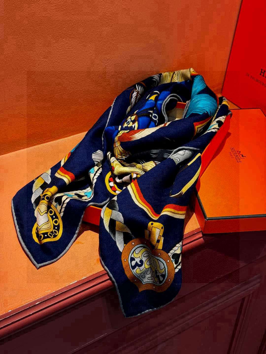 【双面同色】原单爱马仕140cm丝绒方巾💕 甜蜜的鞍具,装饰家芳登和佩西耶设计的一款餐盘增添骑士般的浪漫