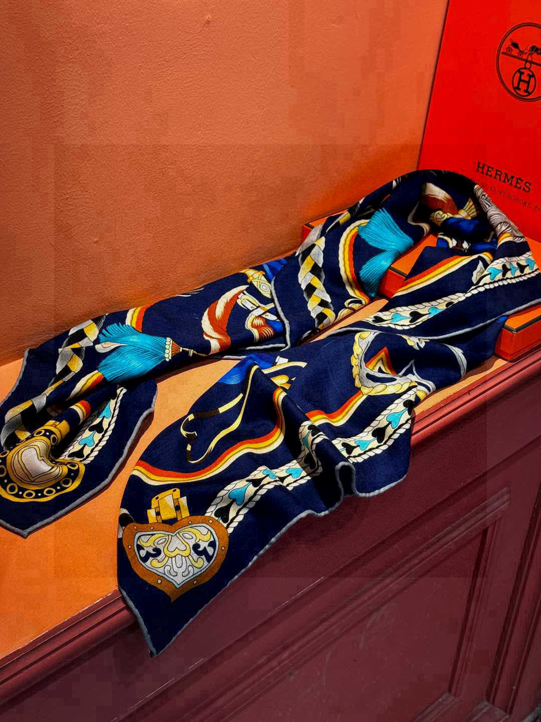 【双面同色】原单爱马仕140cm丝绒方巾💕 甜蜜的鞍具,装饰家芳登和佩西耶设计的一款餐盘增添骑士般的浪漫