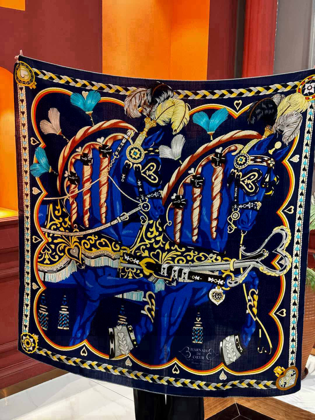 【双面同色】原单爱马仕140cm丝绒方巾💕 甜蜜的鞍具,装饰家芳登和佩西耶设计的一款餐盘增添骑士般的浪漫