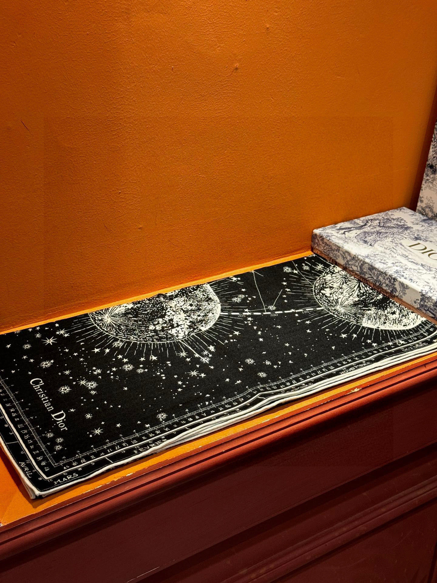 上新💞D家丝巾{140cm真丝羊绒}桑蚕丝+羊绒现由彼得罗•鲁福 (Pietro RUffo) 设计的D