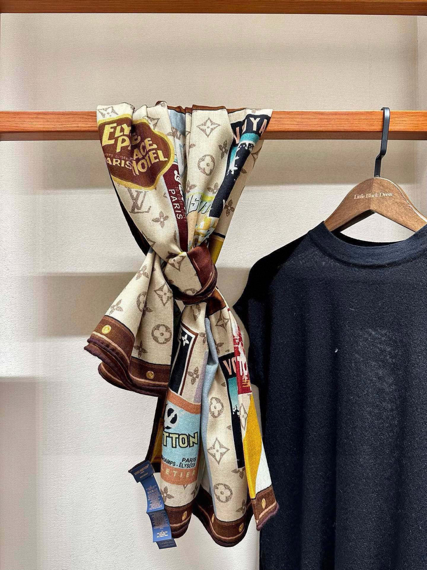 【LV】上新❤️ 路易威登 一款值得品细节的高货抠细节，从一个小块的配色去打败市场货140方巾 二个配色