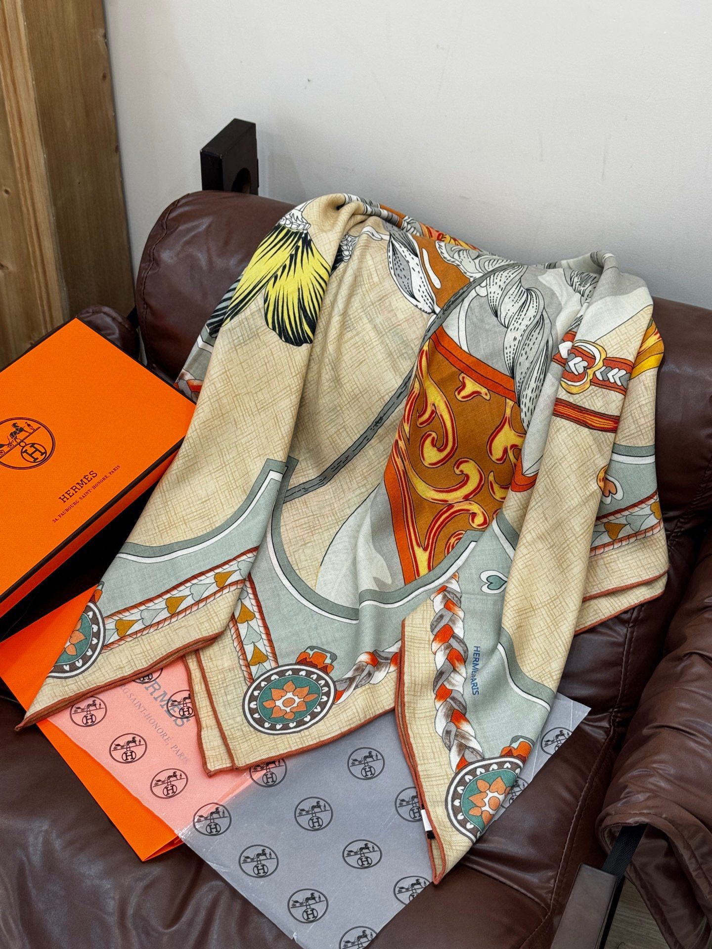 【双面同色】原单爱马仕140cm丝绒方巾💕 甜蜜的鞍具,装饰家芳登和佩西耶设计的一款餐盘增添骑士般的浪漫