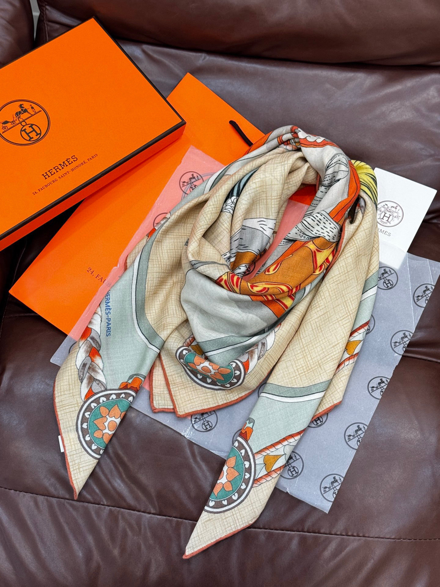 【双面同色】原单爱马仕140cm丝绒方巾💕 甜蜜的鞍具,装饰家芳登和佩西耶设计的一款餐盘增添骑士般的浪漫