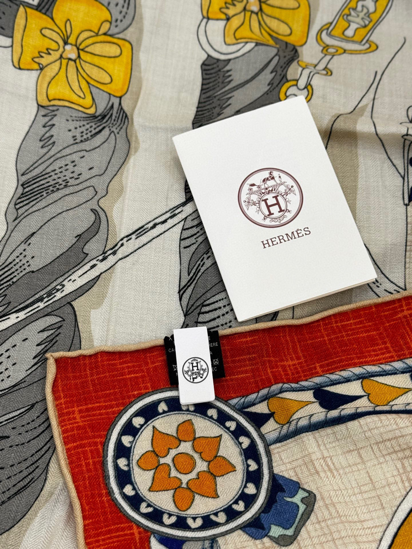 【双面同色】原单爱马仕140cm丝绒方巾💕 甜蜜的鞍具，装饰家芳登和佩西耶设计的一款餐盘增添骑士般的浪漫