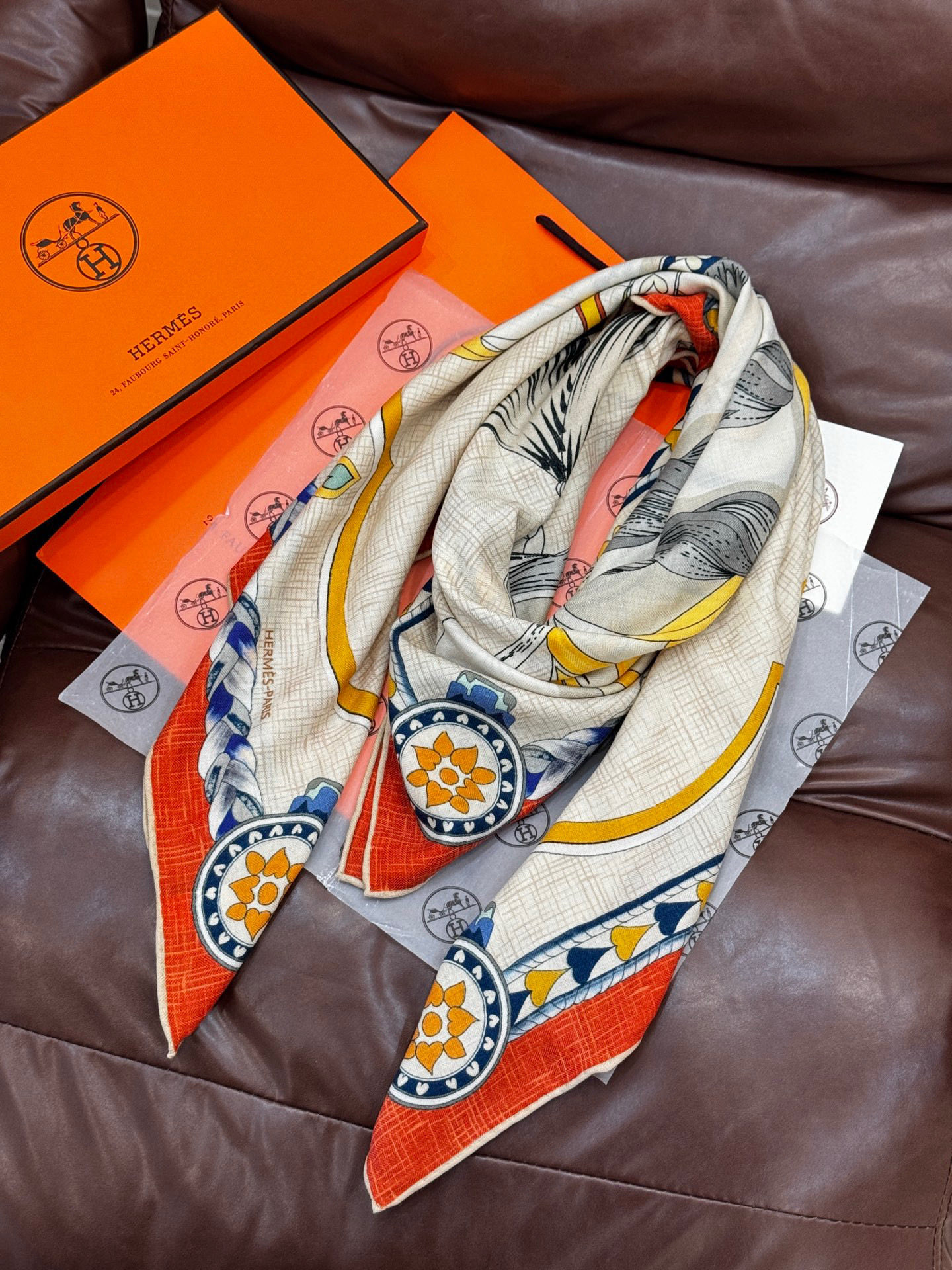 【双面同色】原单爱马仕140cm丝绒方巾💕 甜蜜的鞍具，装饰家芳登和佩西耶设计的一款餐盘增添骑士般的浪漫