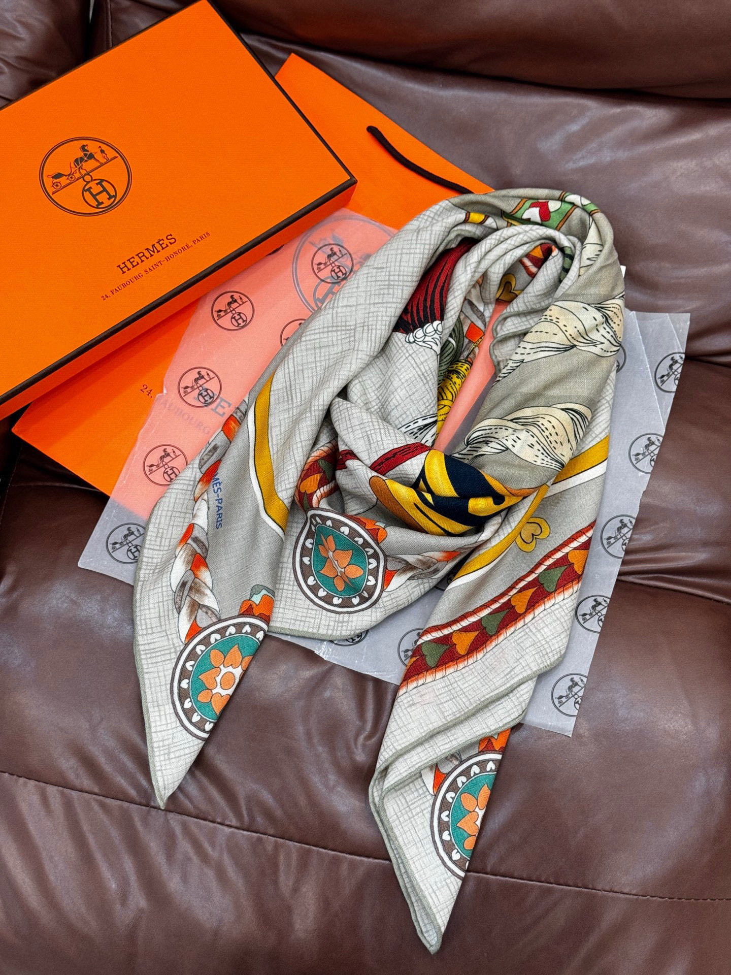 【双面同色】原单爱马仕140cm丝绒方巾💕 甜蜜的鞍具,装饰家芳登和佩西耶设计的一款餐盘增添骑士般的浪漫