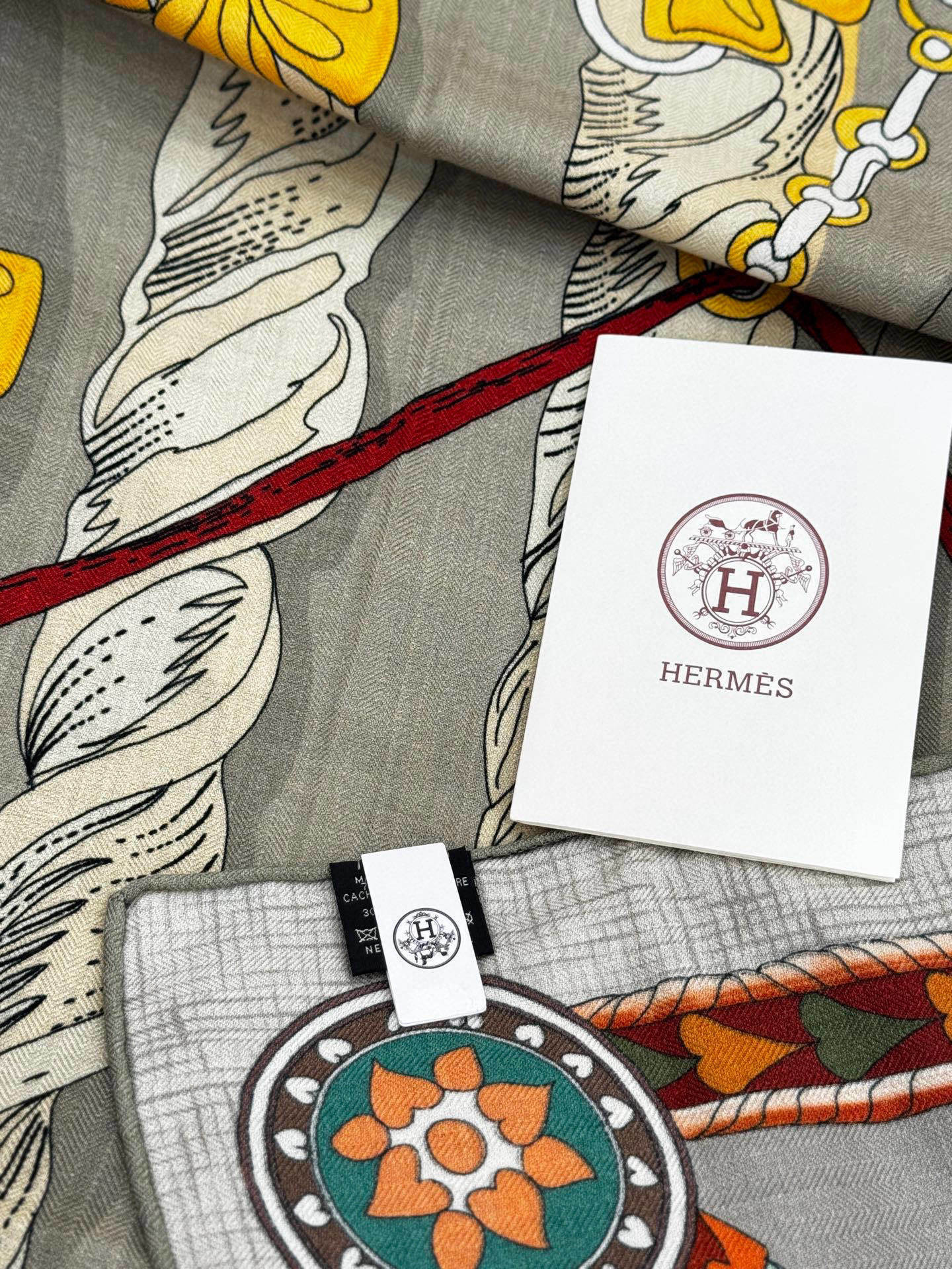 【双面同色】原单爱马仕140cm丝绒方巾💕 甜蜜的鞍具,装饰家芳登和佩西耶设计的一款餐盘增添骑士般的浪漫