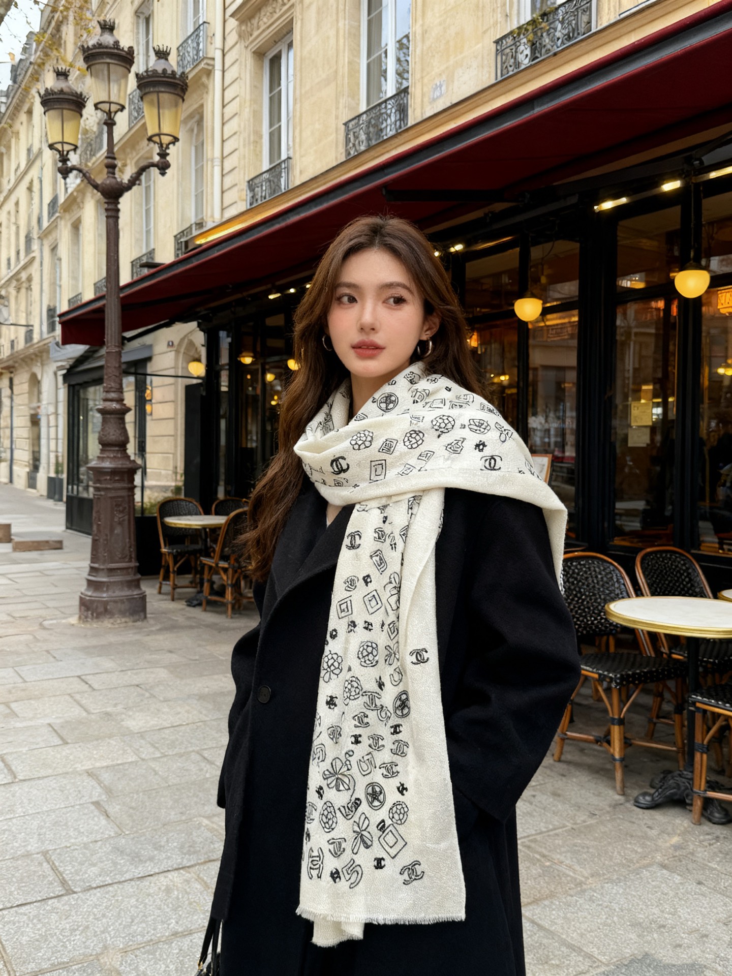 会发光发亮的围巾 💟CHANEL香奈儿经典元素设计优雅大方，绕在颈间超级完美💋💋简直人间的尤物😍 专柜品