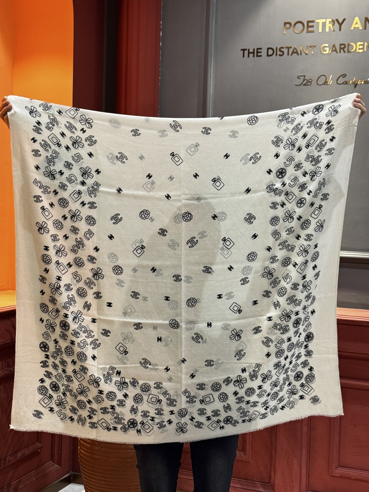 会发光发亮的围巾 💟CHANEL香奈儿经典元素设计优雅大方，绕在颈间超级完美💋💋简直人间的尤物😍 专柜品