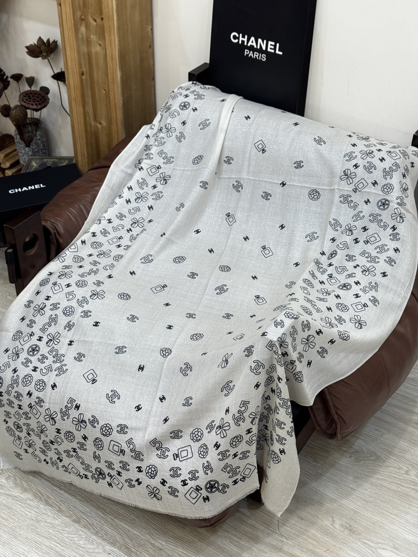 会发光发亮的围巾 💟CHANEL香奈儿经典元素设计优雅大方，绕在颈间超级完美💋💋简直人间的尤物😍 专柜品