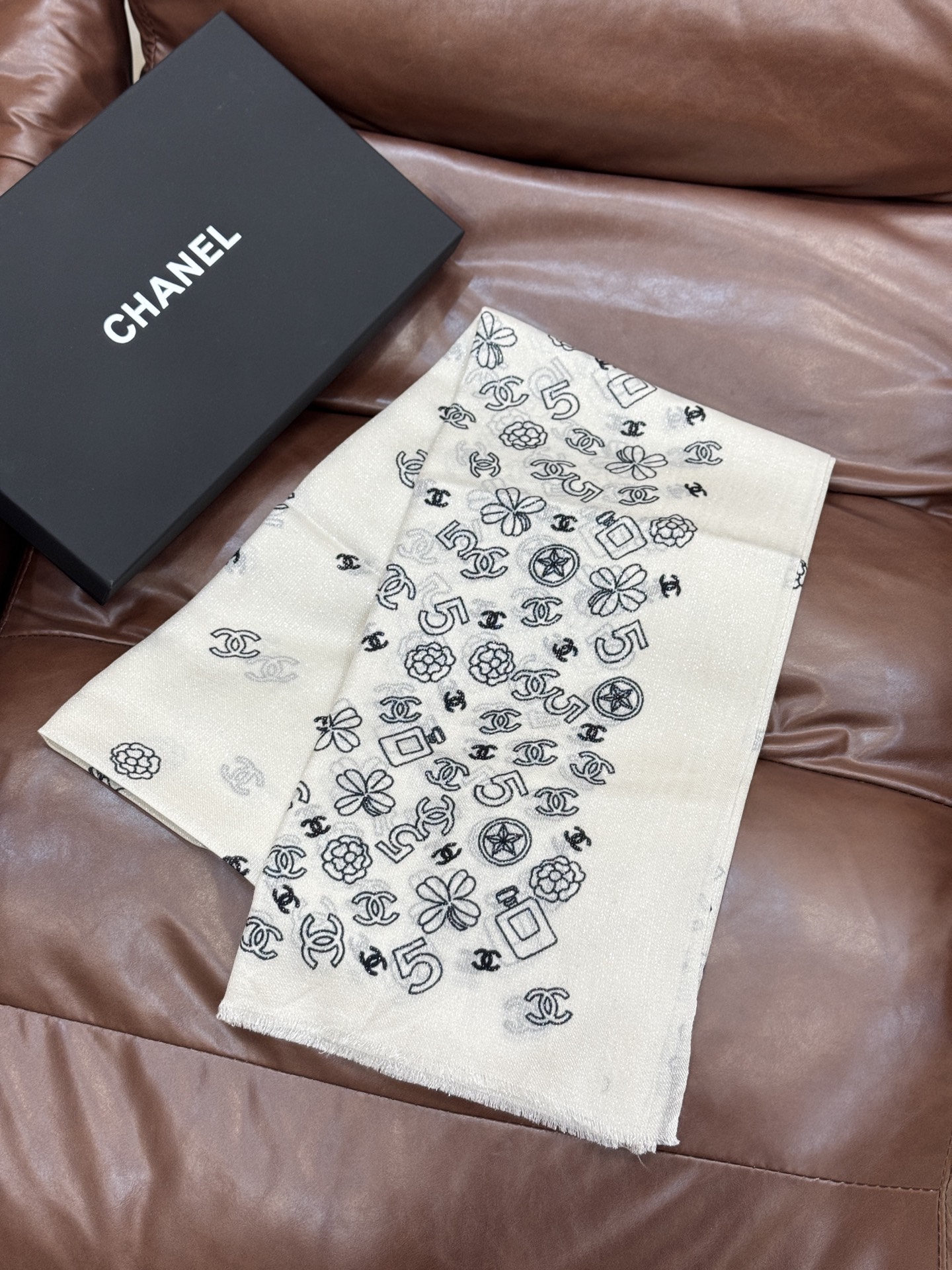 会发光发亮的围巾 💟CHANEL香奈儿经典元素设计优雅大方，绕在颈间超级完美💋💋简直人间的尤物😍 专柜品