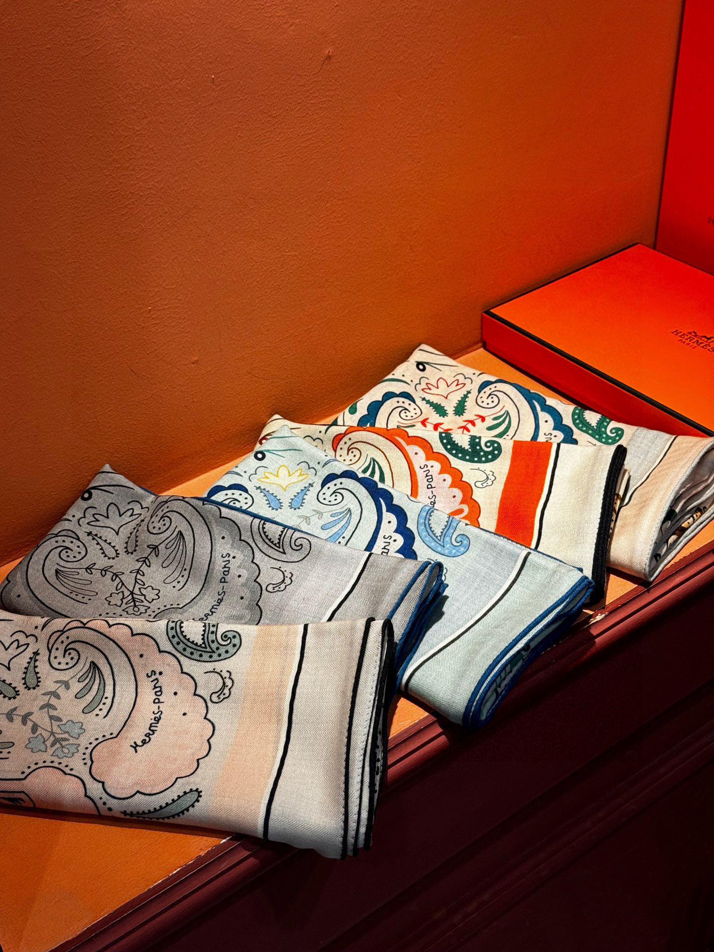 H珍藏版[丛林之爱]大方巾，双面同色 独一无二的品质！这款大方巾巾采用山羊绒和真丝混纺面料制成，柔软轻盈