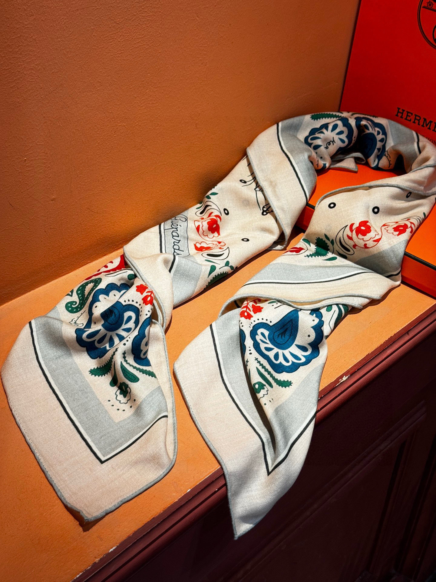 H珍藏版[丛林之爱]大方巾，双面同色 独一无二的品质！这款大方巾巾采用山羊绒和真丝混纺面料制成，柔软轻盈