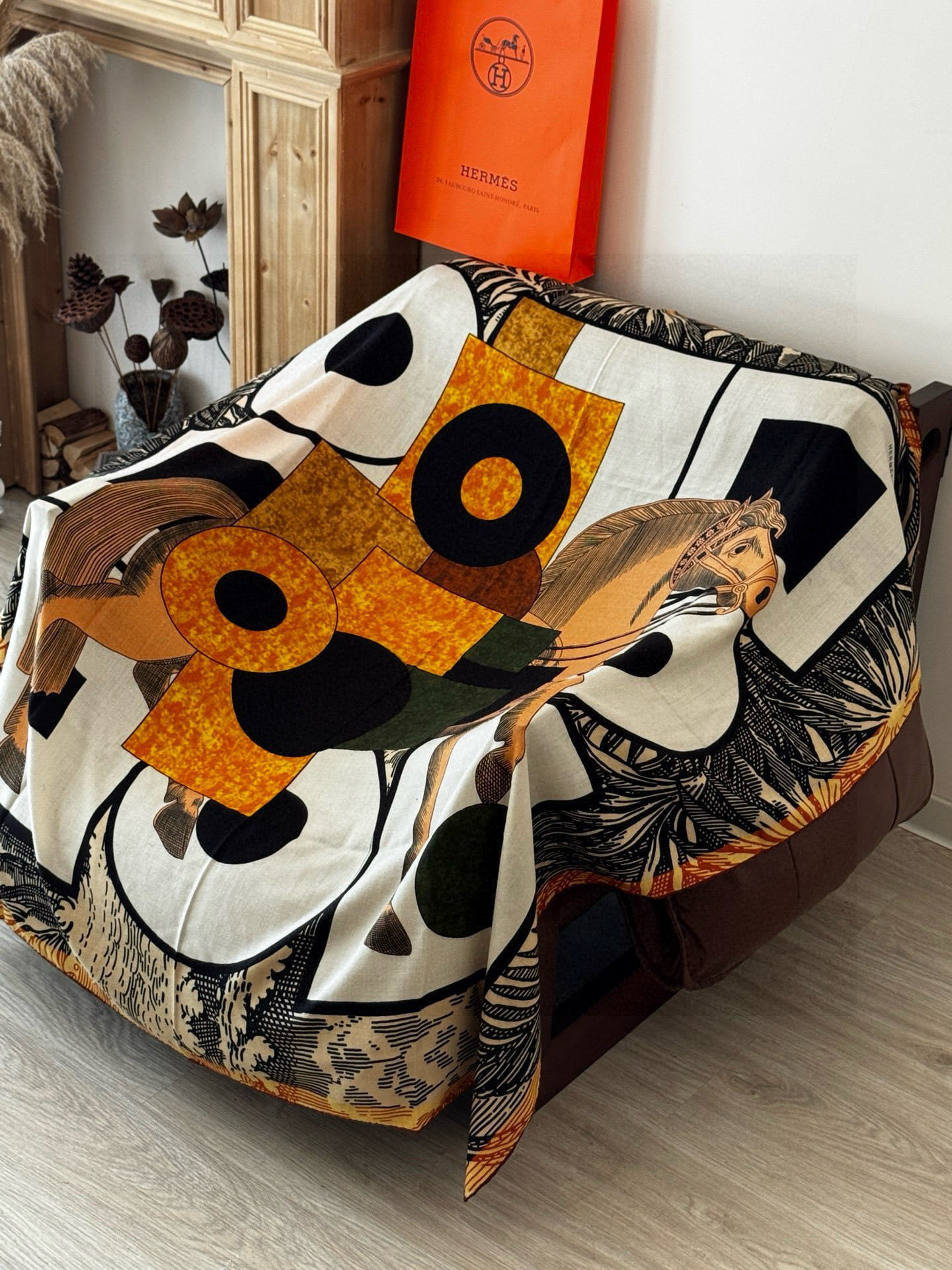 H,目前最热门的 “超现实爱马仕枢纽” 风靡全宇宙,听名字就充斥着未来空间♥️艺术品一样的存在,会绝版的