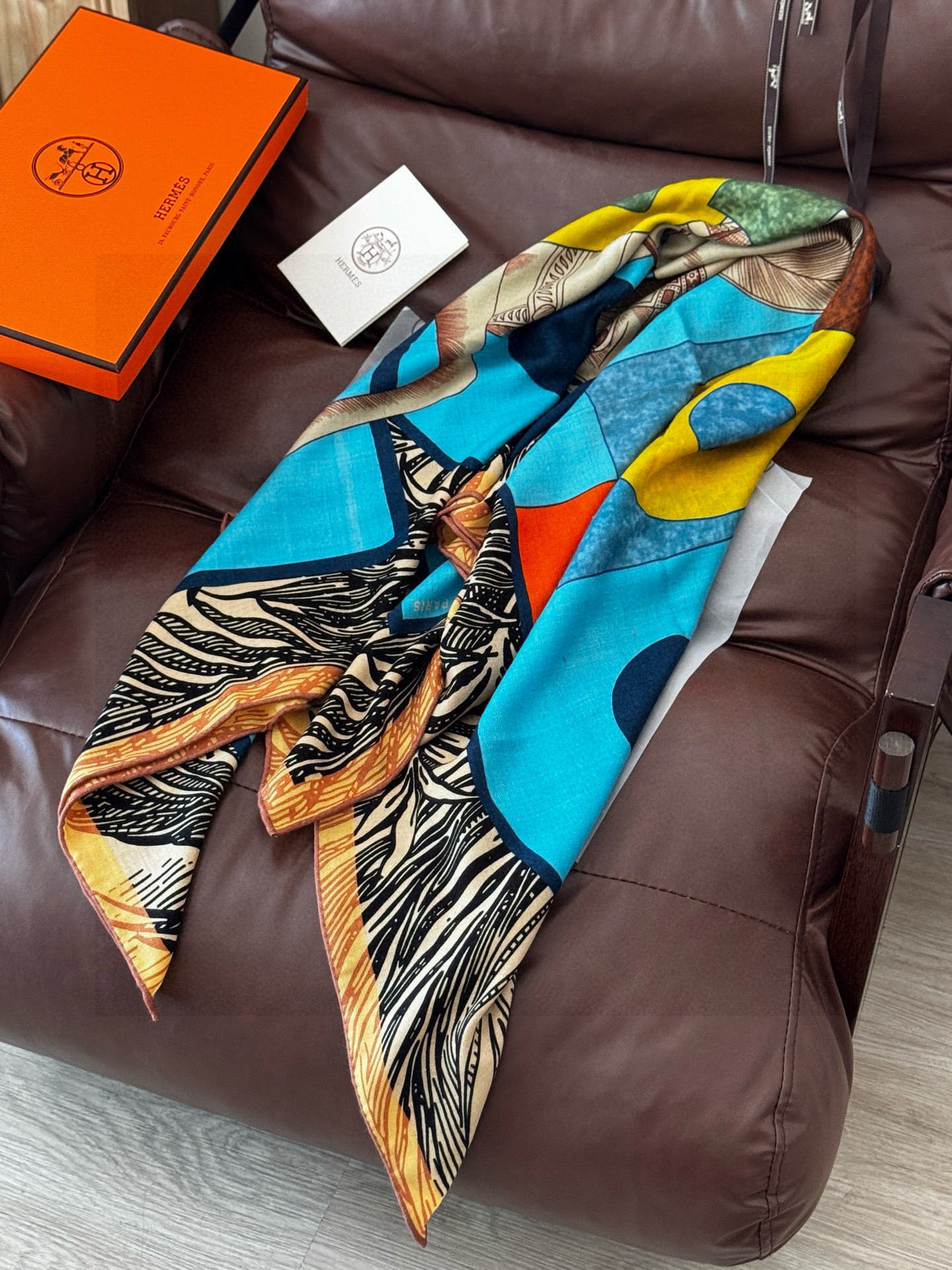 H,目前最热门的 “超现实爱马仕枢纽” 风靡全宇宙,听名字就充斥着未来空间♥️艺术品一样的存在,会绝版的