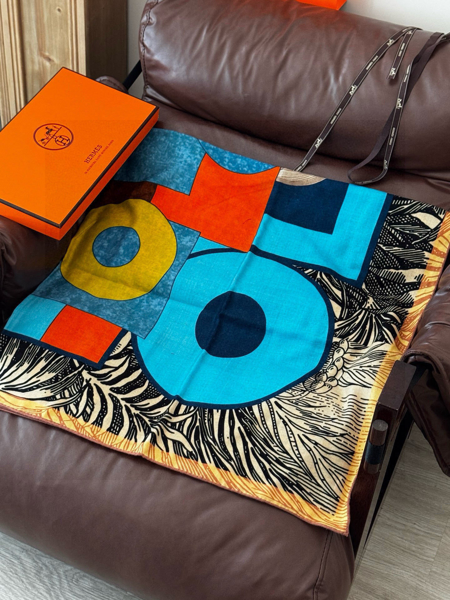 H,目前最热门的 “超现实爱马仕枢纽” 风靡全宇宙,听名字就充斥着未来空间♥️艺术品一样的存在,会绝版的