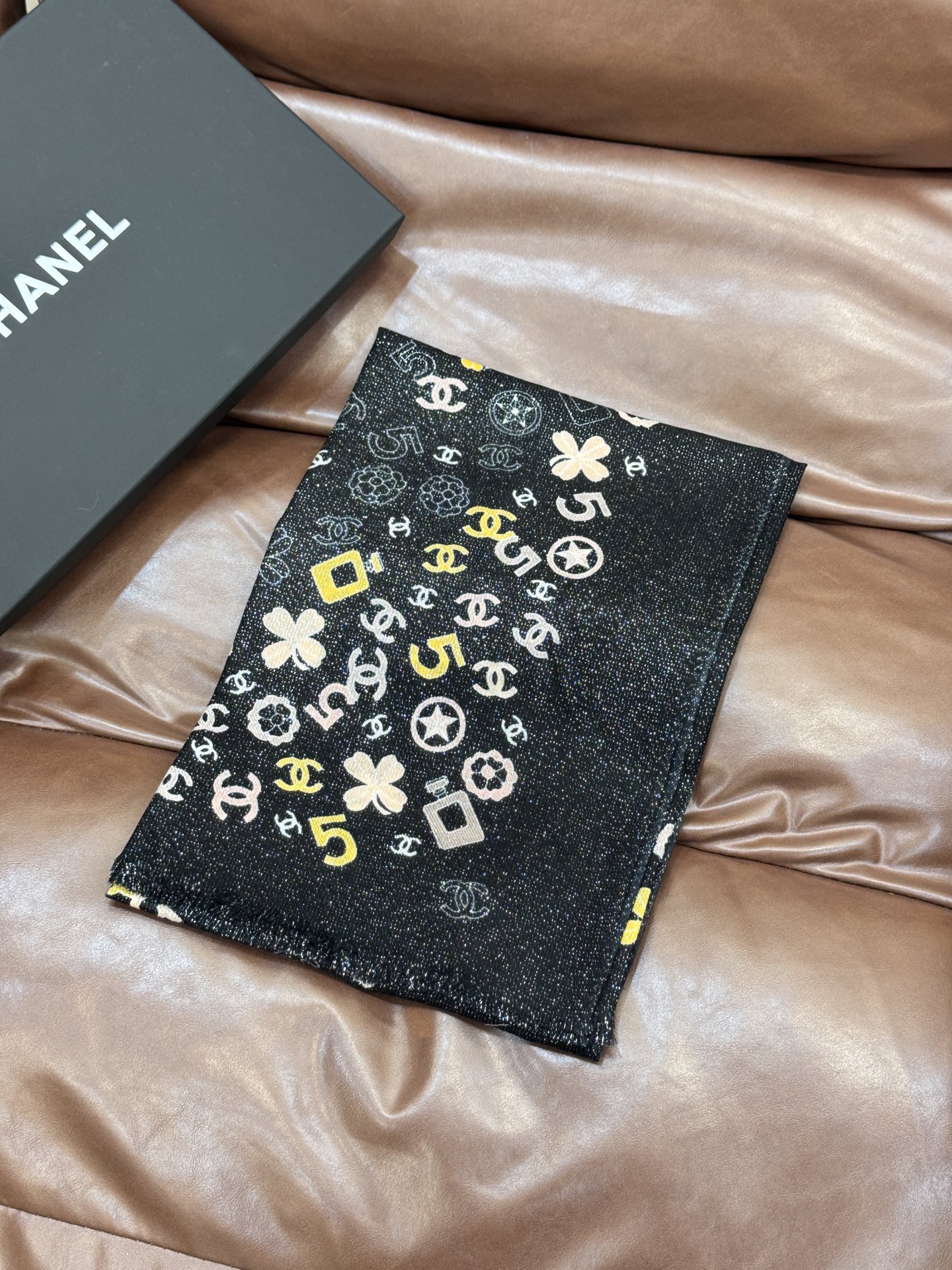 会发光发亮的围巾 💟CHANEL香奈儿经典元素设计优雅大方，绕在颈间超级完美💋💋简直人间的尤物😍 专柜品