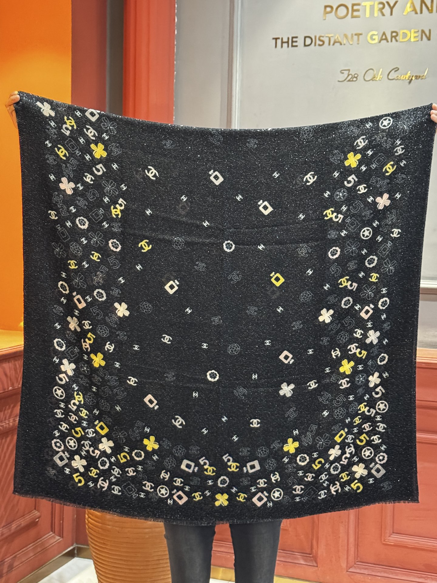 会发光发亮的围巾 💟CHANEL香奈儿经典元素设计优雅大方，绕在颈间超级完美💋💋简直人间的尤物😍 专柜品